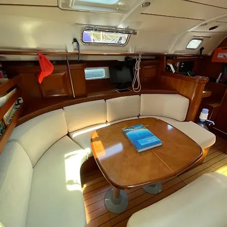 Exquisite 41ft Beneteau Oceanis Yacht 3 Cozy Lounge 2 Bathrooms And Your Dream Sailing Experience Awaits Πλωτό κατάλυμα