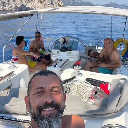 Exquisite 41ft Beneteau Oceanis Yacht 3 Cozy Lounge 2 Bathrooms And Your Dream Sailing Experience Awaits Πλωτό κατάλυμα *