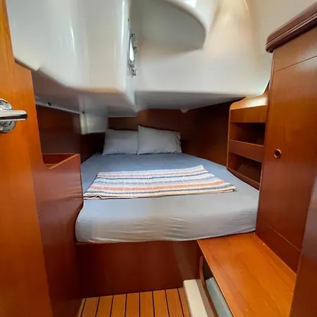 Exquisite 41ft Beneteau Oceanis Yacht 3 Cozy Lounge 2 Bathrooms And Your Dream Sailing Experience Awaits *
