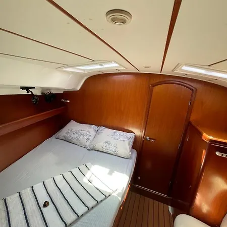 Exquisite 41ft Beneteau Oceanis Yacht 3 Cozy Lounge 2 Bathrooms And Your Dream Sailing Experience Awaits Botel *