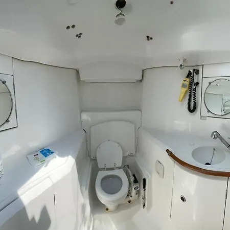 Exquisite 41ft Beneteau Oceanis Yacht 3 Cozy Lounge 2 Bathrooms And Your Dream Sailing Experience Awaits Botel
